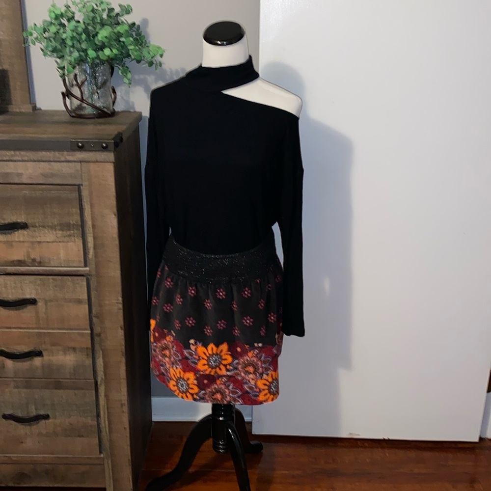 Free People Vintage floral embroidered mini skirt excellent like new size Large